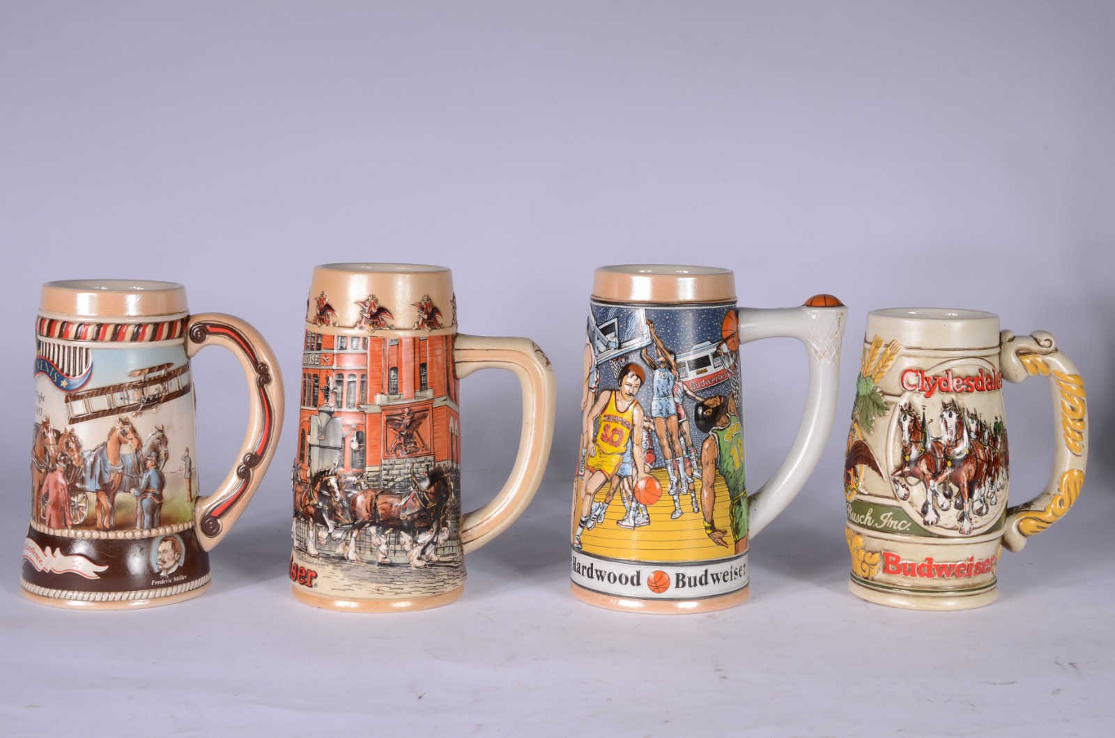 Quatro canecas para cerveja de cerâmica decoradas em policromia. - foto 2 de 7