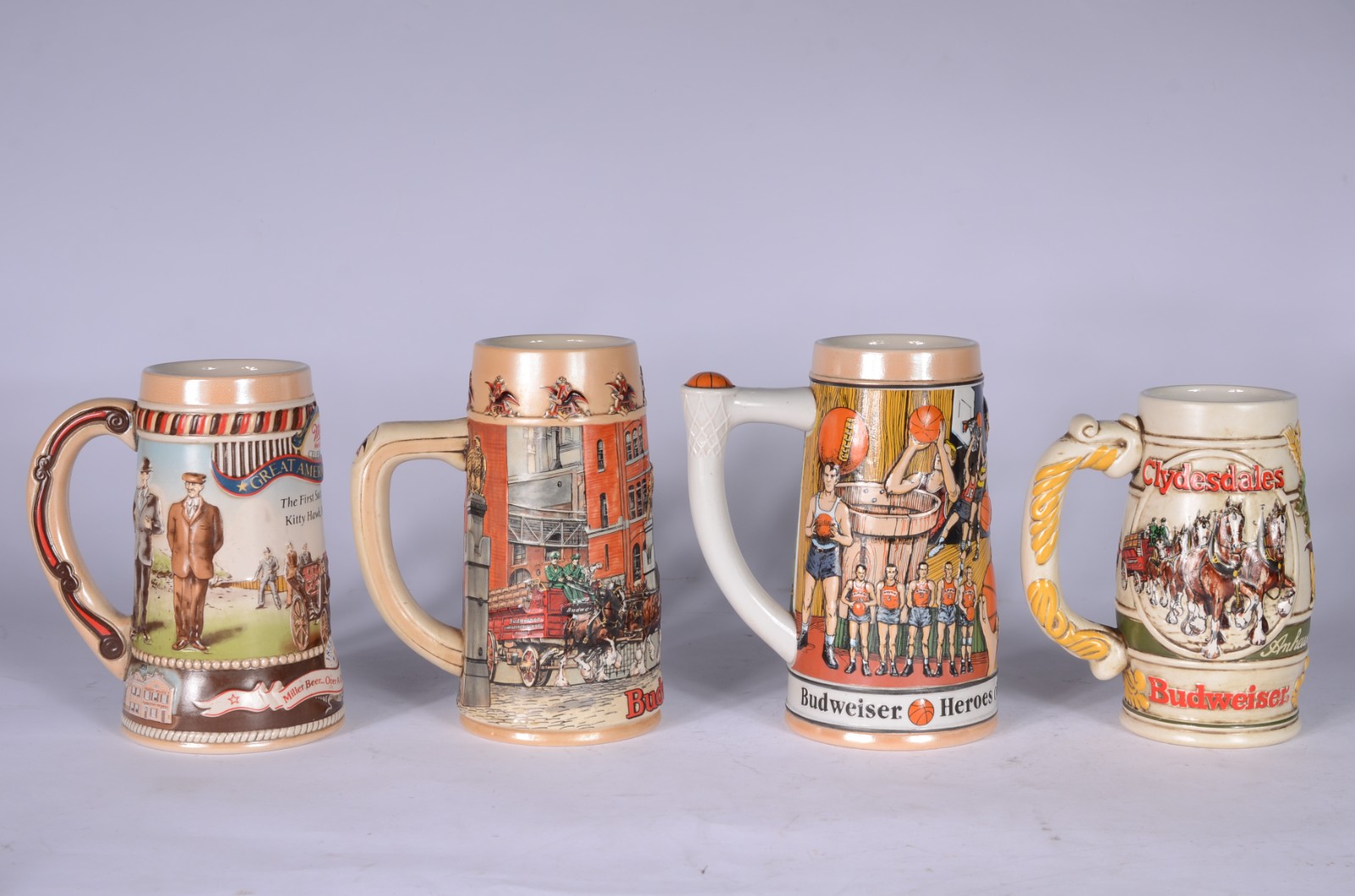 Quatro canecas para cerveja de cerâmica decoradas em policromia. - foto 3 de 7