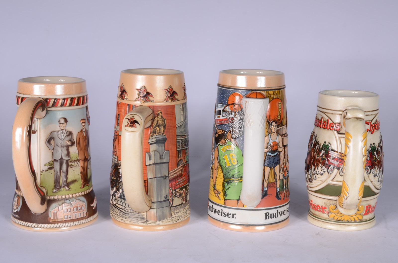 Quatro canecas para cerveja de cerâmica decoradas em policromia. - foto 4 de 7