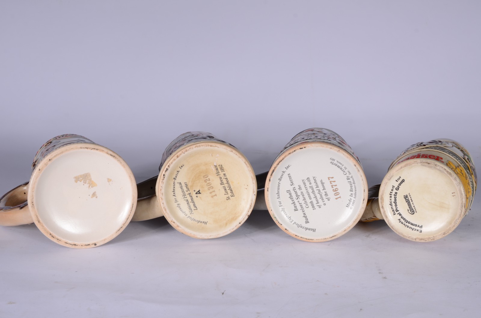 Quatro canecas para cerveja de cerâmica decoradas em policromia. - foto 5 de 7