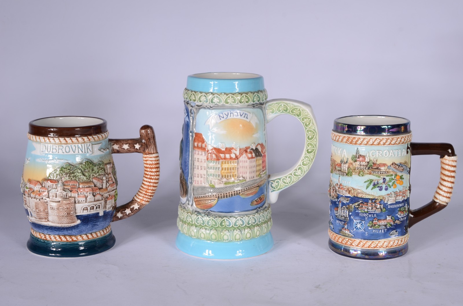 Tres canecas para cerveja de cerâmica decoradas com cenas de... - foto 1 de 9