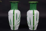Par de vasos de porcelana branca pintados a mão... - Par de vasos de porcelana branca pintados a mão com folhagens  na cor verde. Altura 38 cm.
