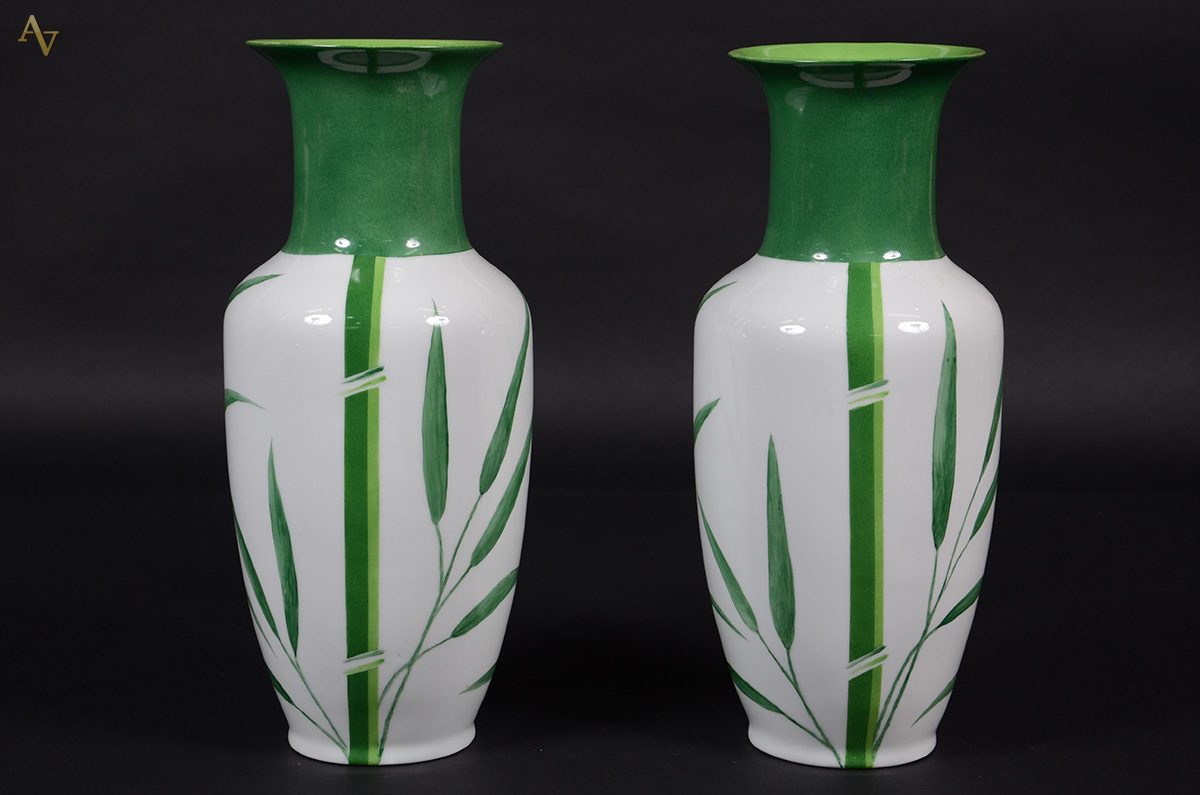 Par de vasos de porcelana branca pintados a mão com folhagens na cor... - foto 2 de 2
