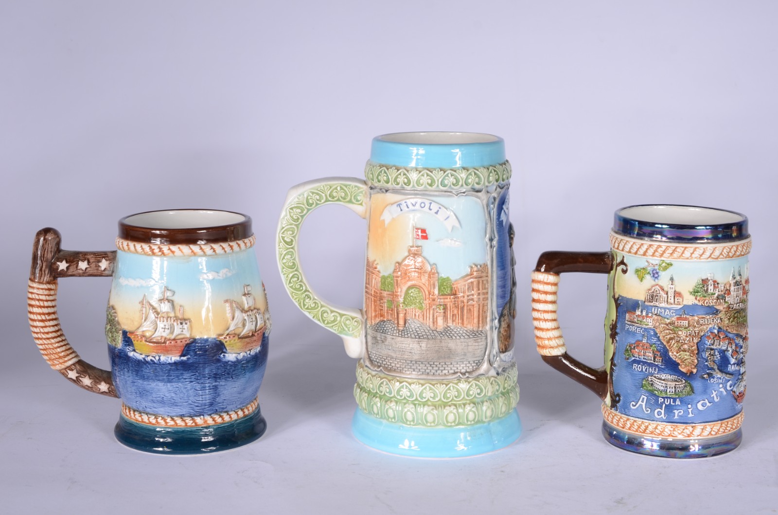 Tres canecas para cerveja de cerâmica decoradas com cenas de... - foto 6 de 9
