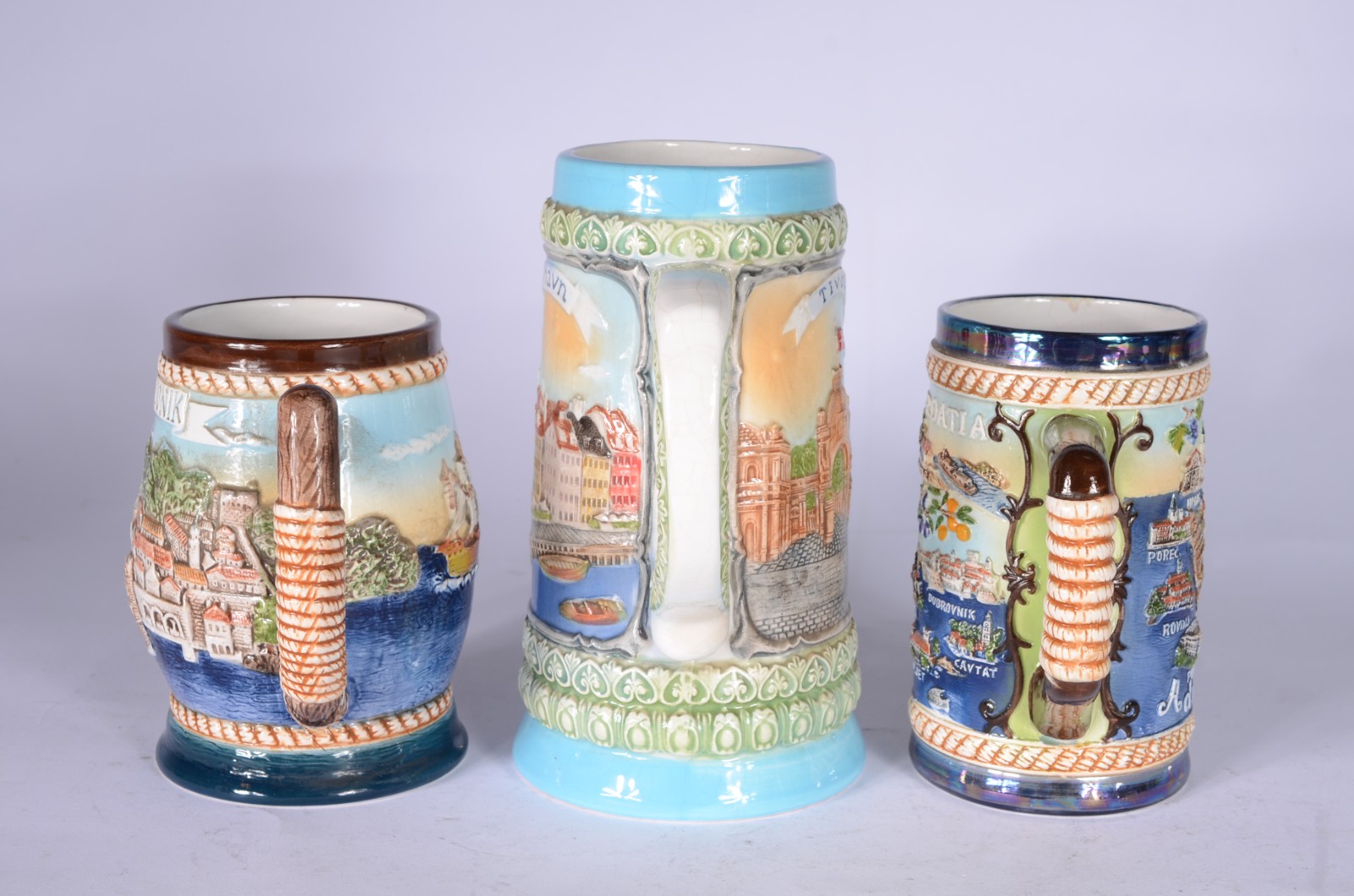 Tres canecas para cerveja de cerâmica decoradas com cenas de... - foto 7 de 9