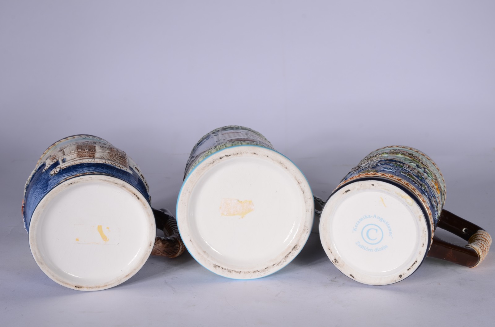 Tres canecas para cerveja de cerâmica decoradas com cenas de... - foto 8 de 9