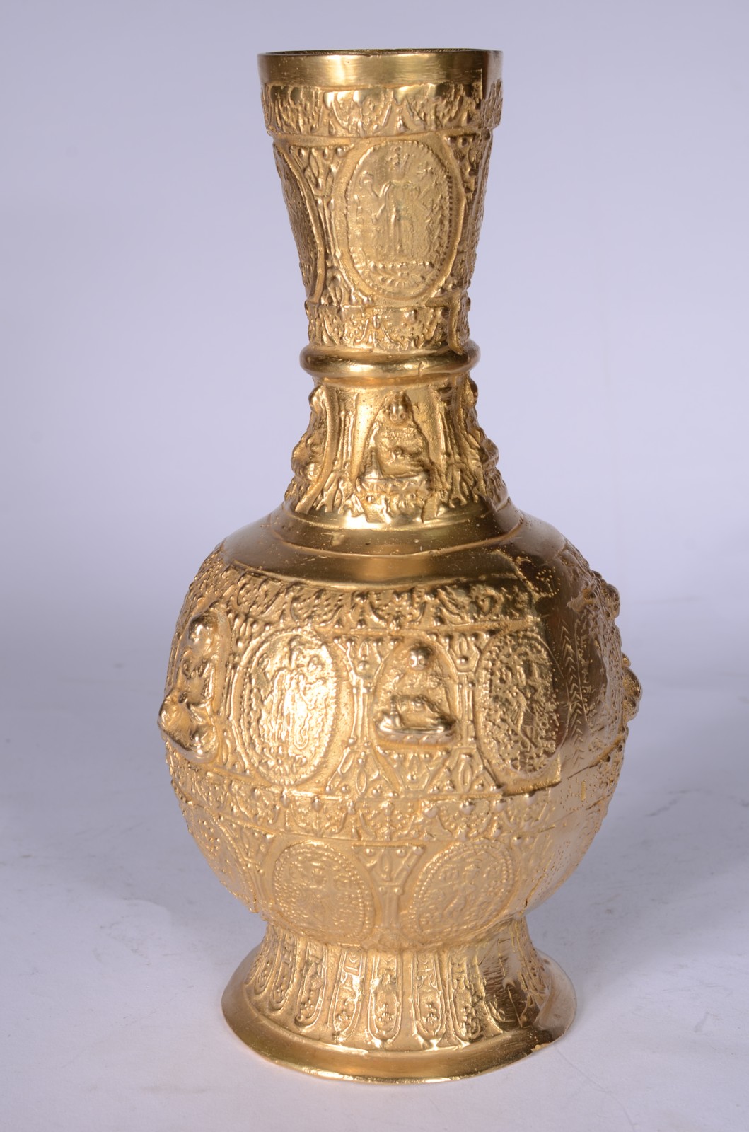 Vaso de bronze trabalhado com figuras de Buda e divindades orientais... - foto 3 de 7