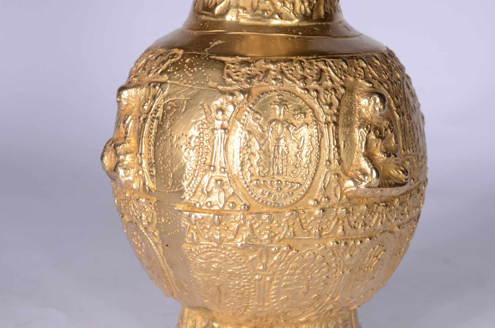 Vaso de bronze trabalhado com figuras de Buda e divindades orientais... - foto 5 de 7