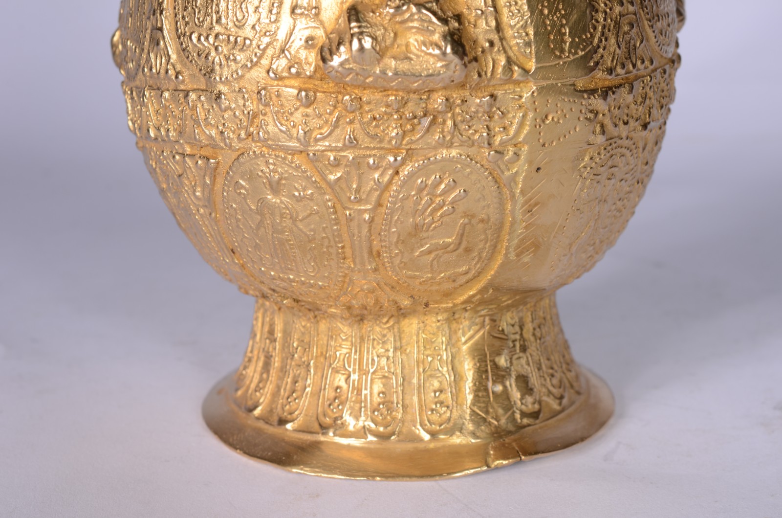 Vaso de bronze trabalhado com figuras de Buda e divindades orientais... - foto 6 de 7