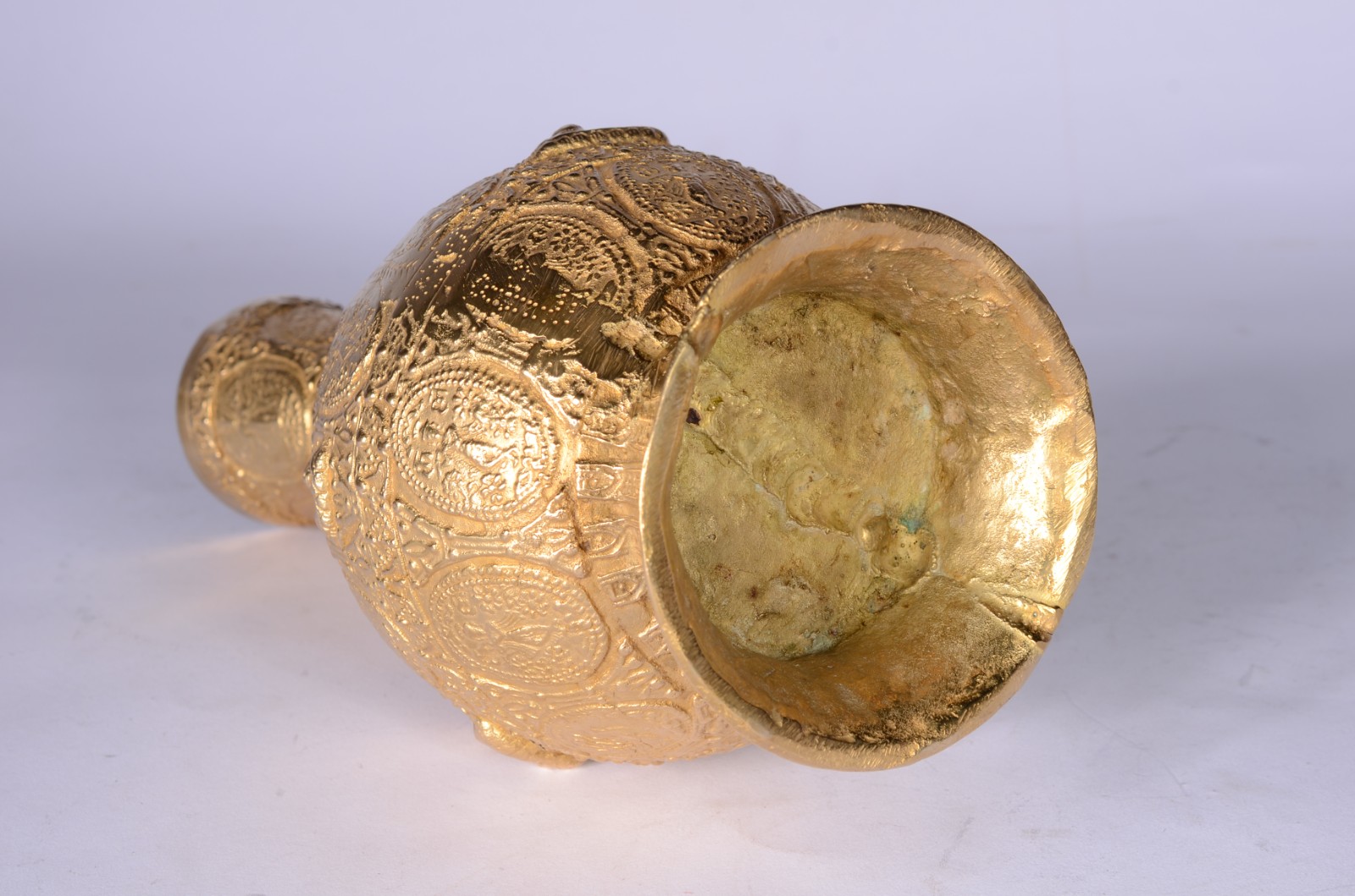 Vaso de bronze trabalhado com figuras de Buda e divindades orientais... - foto 7 de 7