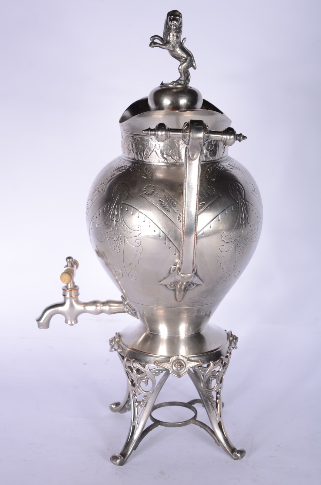 Samovar de metal prateado, trabalhado com flores, tampa com pega na... - foto 1 de 9