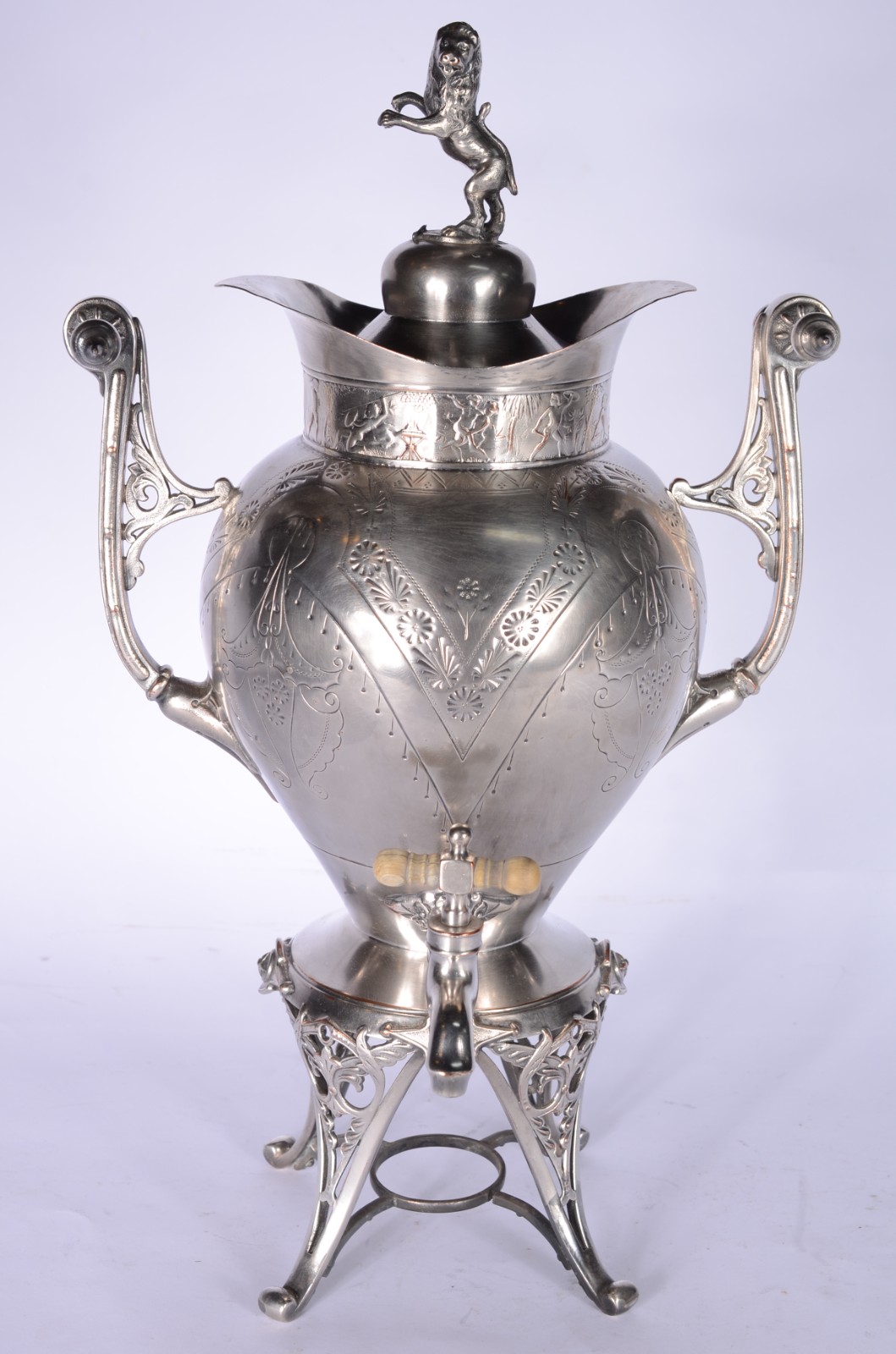 Samovar de metal prateado, trabalhado com flores, tampa com pega na... - foto 2 de 9