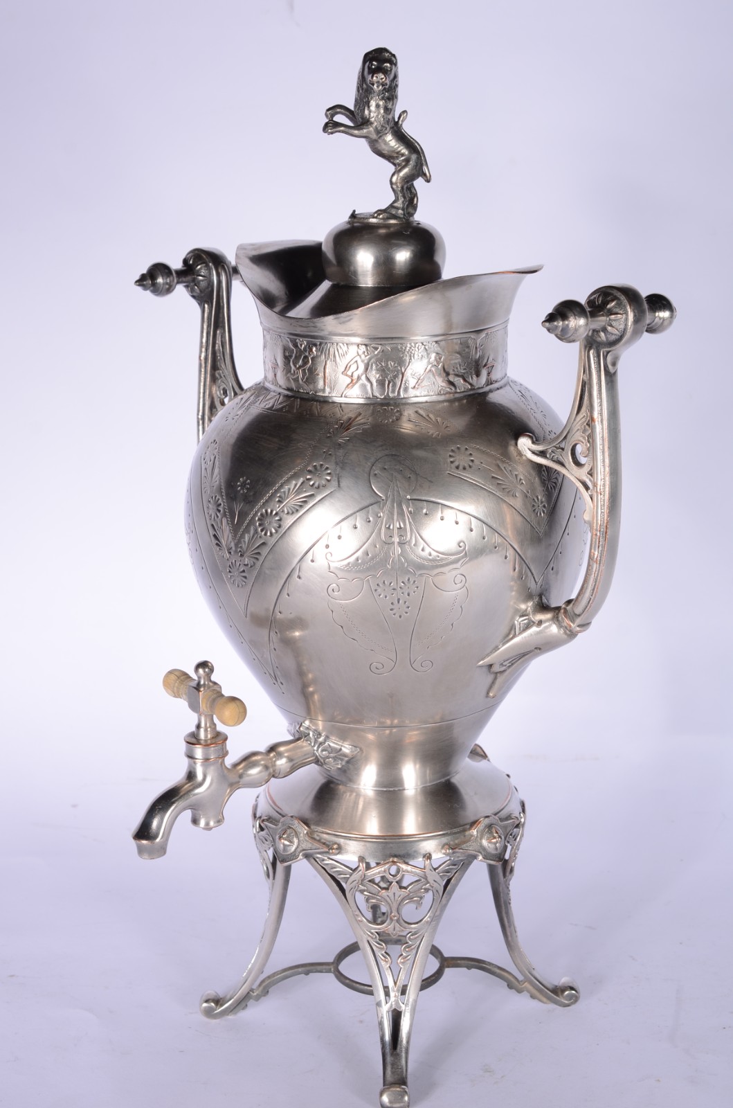 Samovar de metal prateado, trabalhado com flores, tampa com pega na... - foto 3 de 9