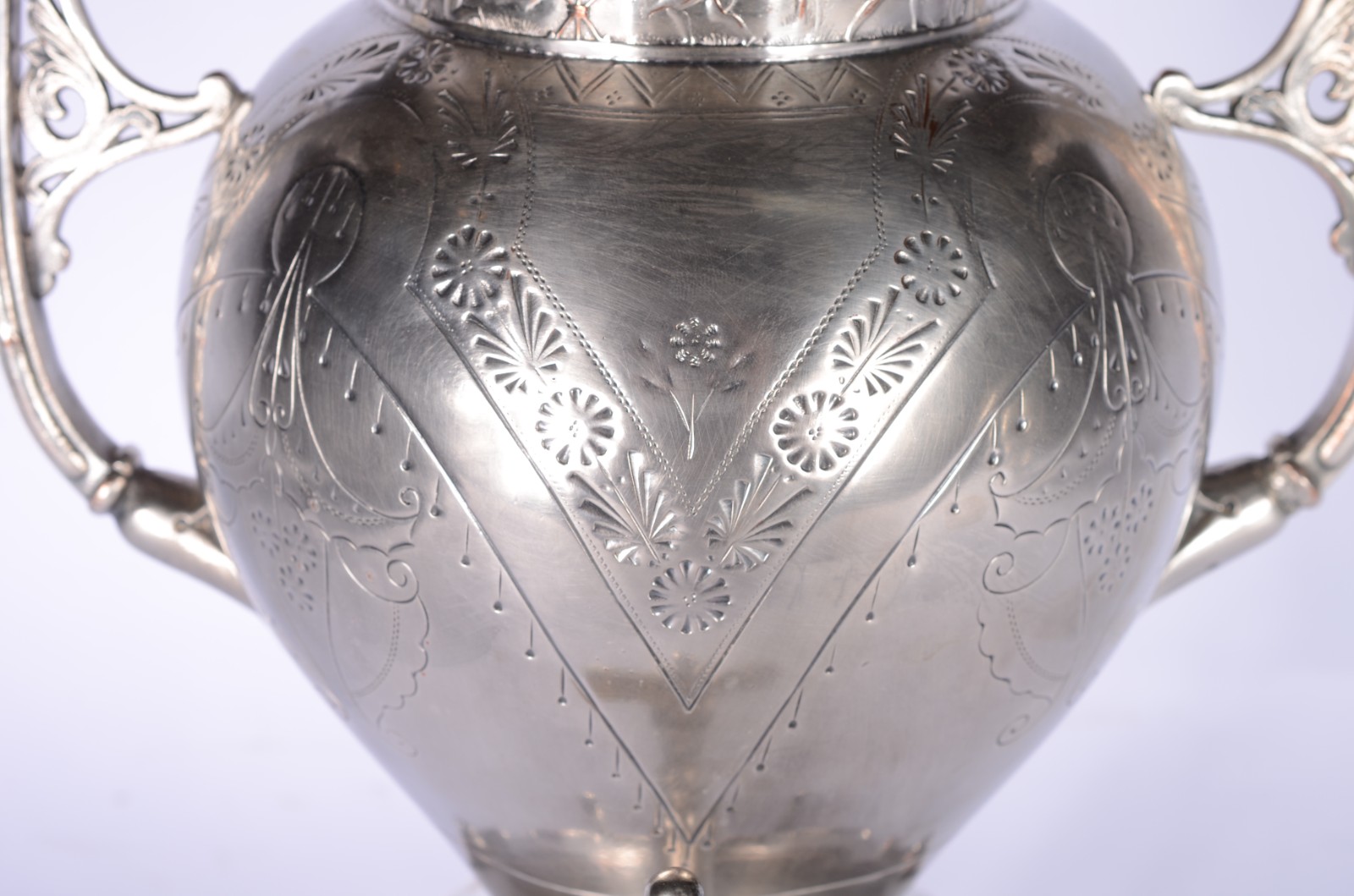 Samovar de metal prateado, trabalhado com flores, tampa com pega na... - foto 5 de 9