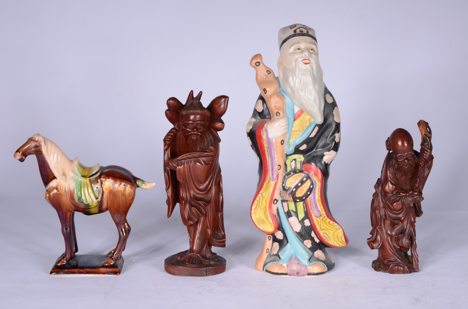 Quatro estatuetas orientais, sendo: duas de cerâmica representando... - foto 1 de 7