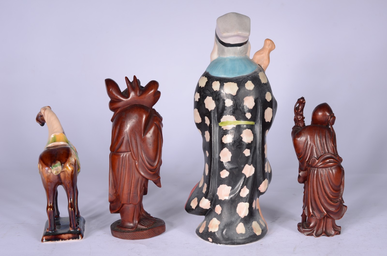 Quatro estatuetas orientais, sendo: duas de cerâmica representando... - foto 3 de 7