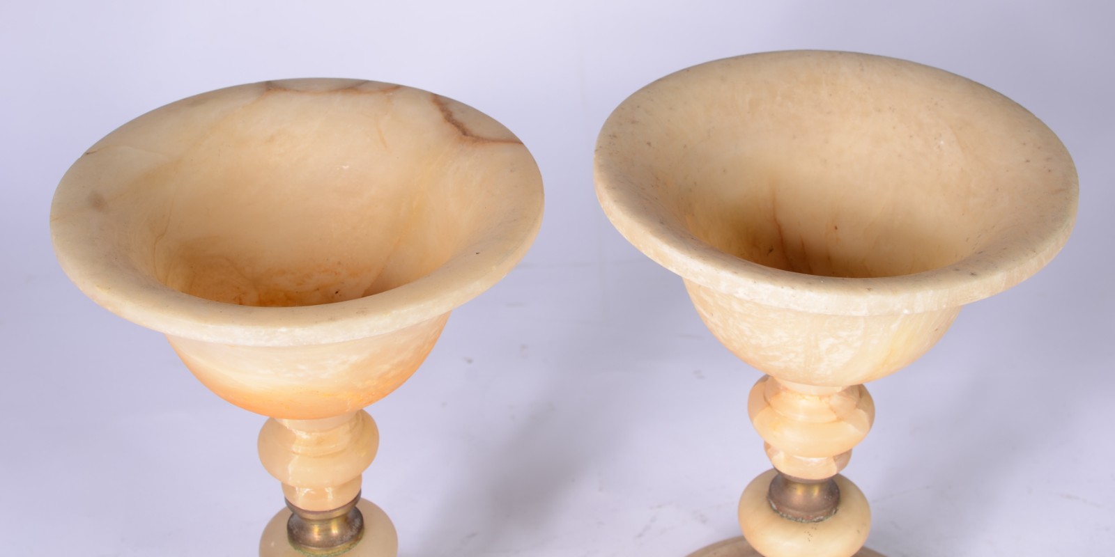 Par de fruteiras de alabastro e detalhes em metal (oxidado). Pequenas... - foto 2 de 7
