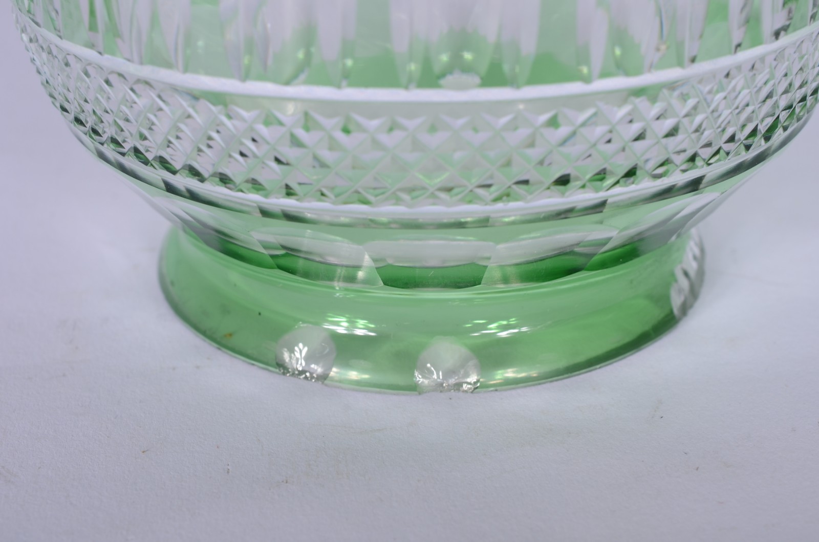Pinha de cristal doublé verde lapidada. Bicados na borda. - foto 3 de 5