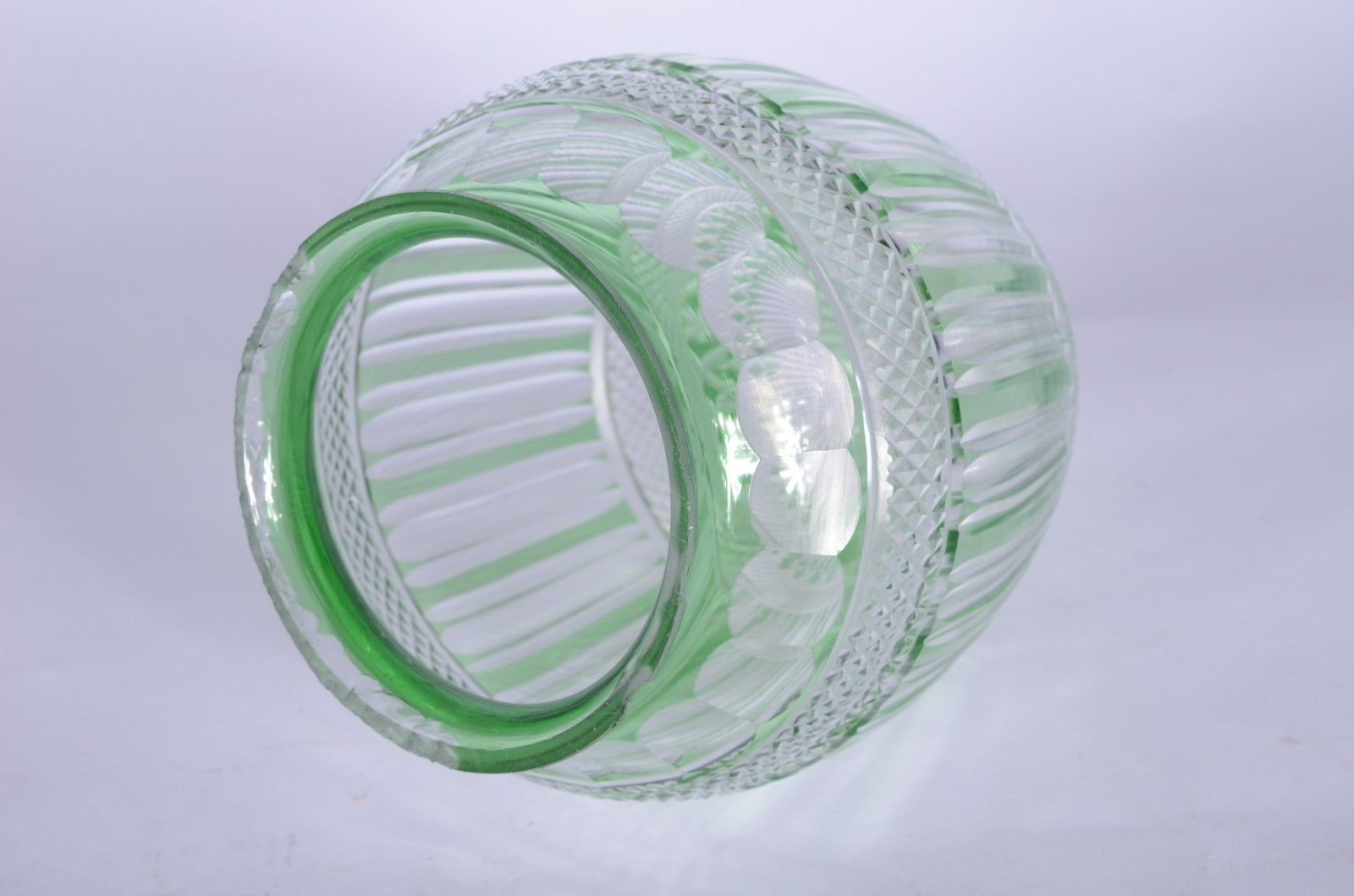 Pinha de cristal doublé verde lapidada. Bicados na borda. - foto 4 de 5