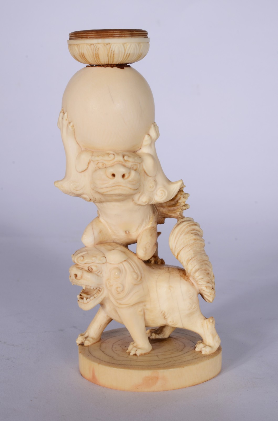 Escultura de marfim representando cães de fó. - foto 1 de 8