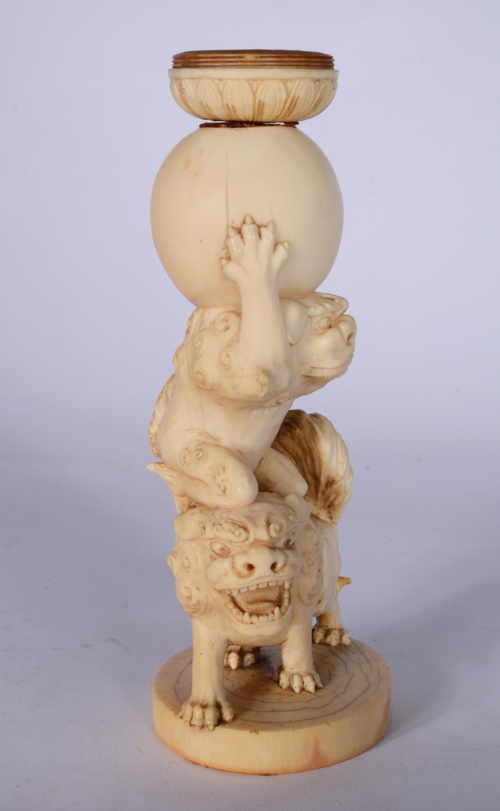 Escultura de marfim representando cães de fó. - foto 5 de 8