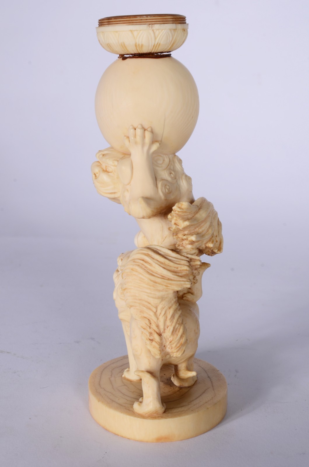Escultura de marfim representando cães de fó. - foto 6 de 8