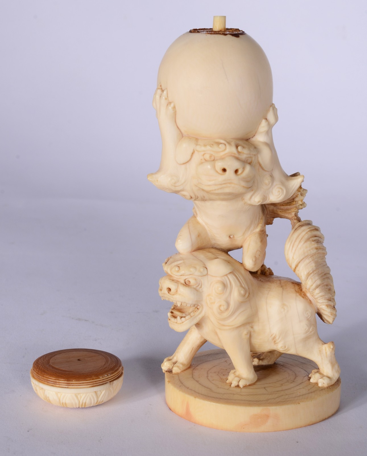 Escultura de marfim representando cães de fó. - foto 7 de 8