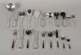 Wolff (1894),  - Faqueiro de metal prateado Wolff, composto de: 12 grafos, 12 colheres, 12 facas grandes; 12 garfos, 12 colheres, 12 facas de sobremesa; 12 garfos, 12 