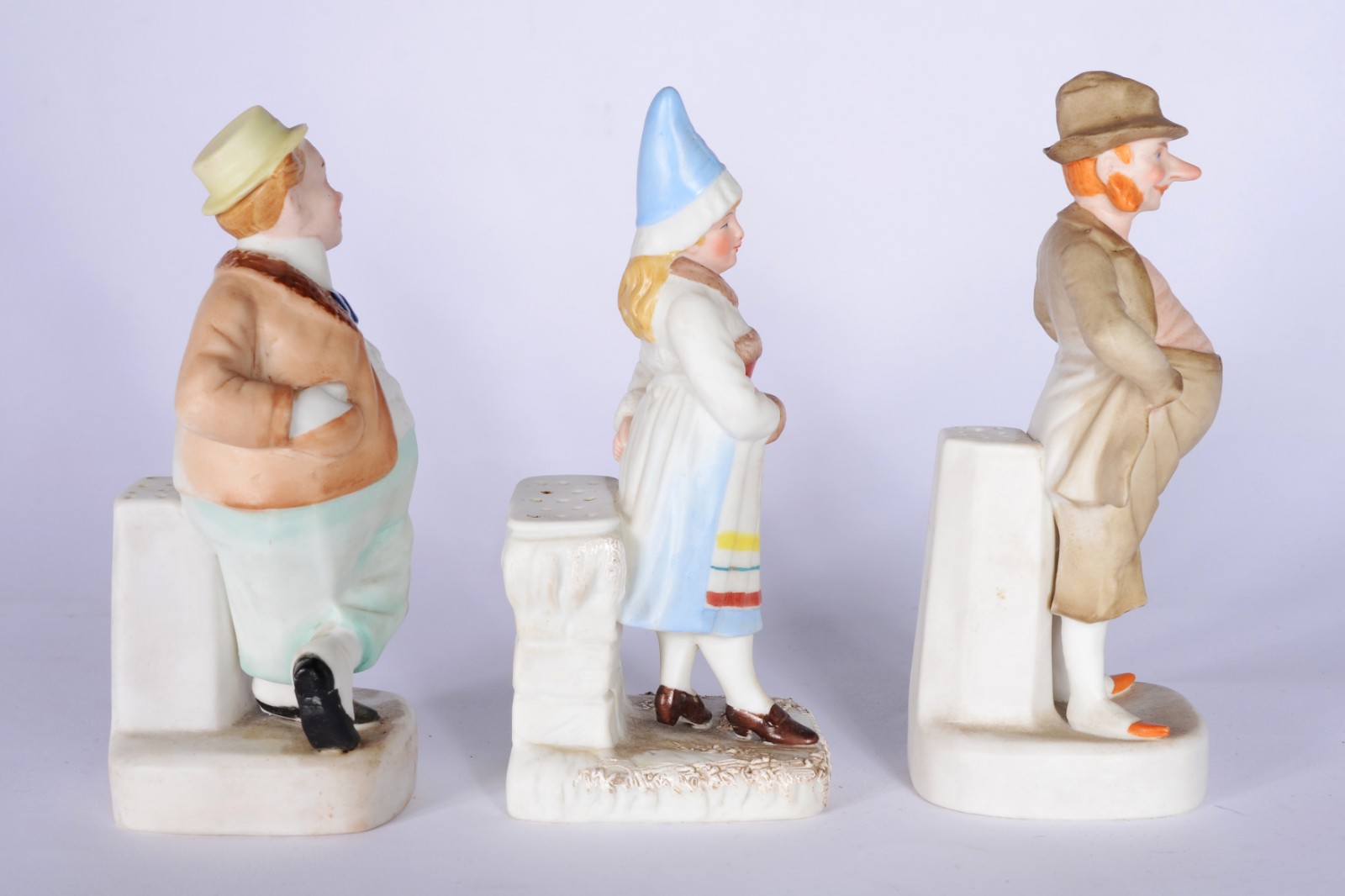 Três saleiros na forma de figuras de biscuit policromado. - foto 4 de 5