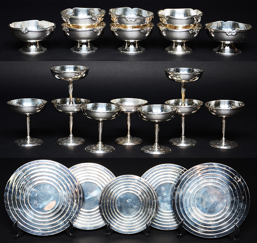 Lote com Vinte e três peças de metal prateado, sendo 9 taças para...