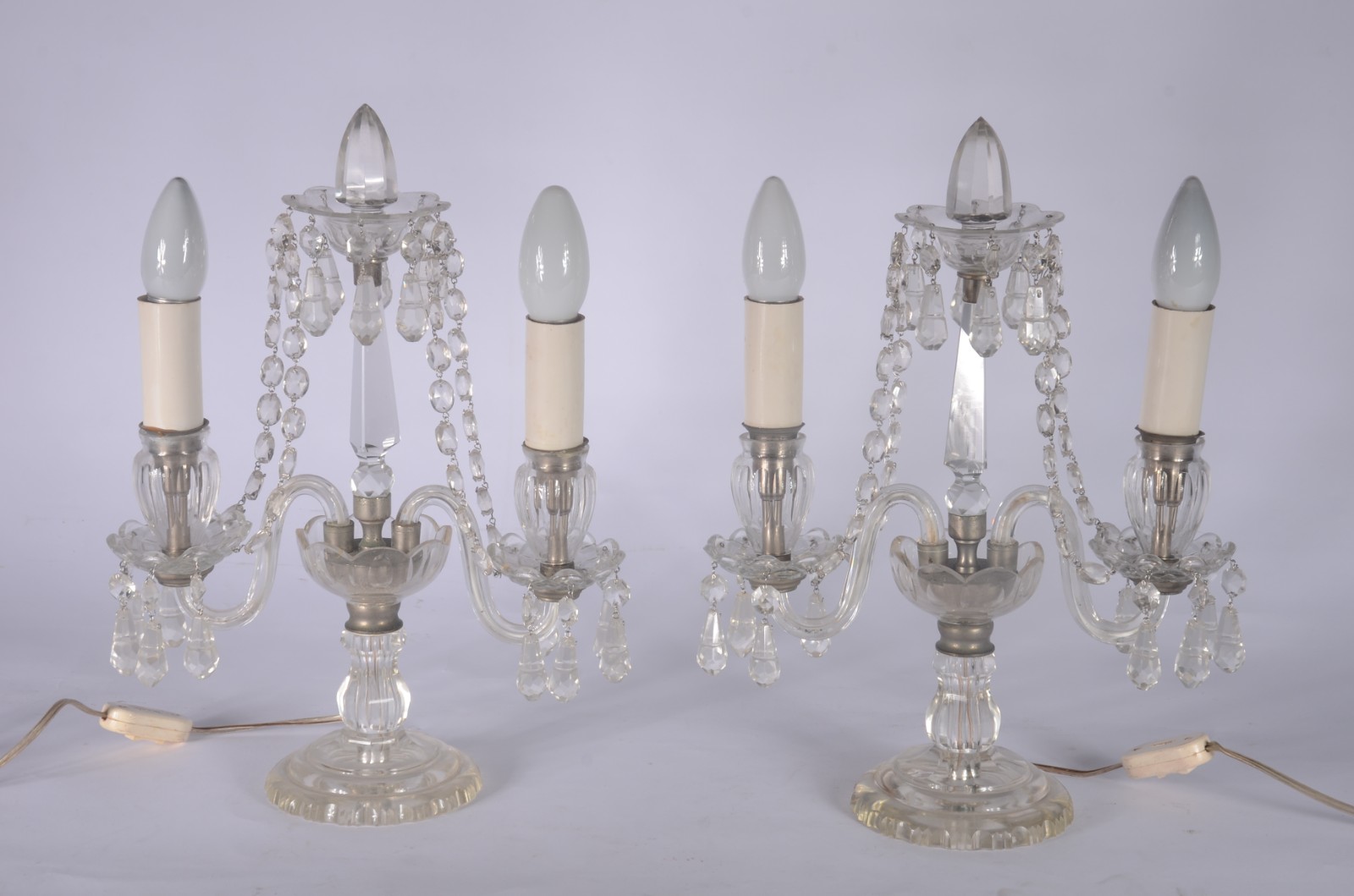 Par de abatjoures de cristal na forma de candelabro para 2 luzes... - foto 1 de 9