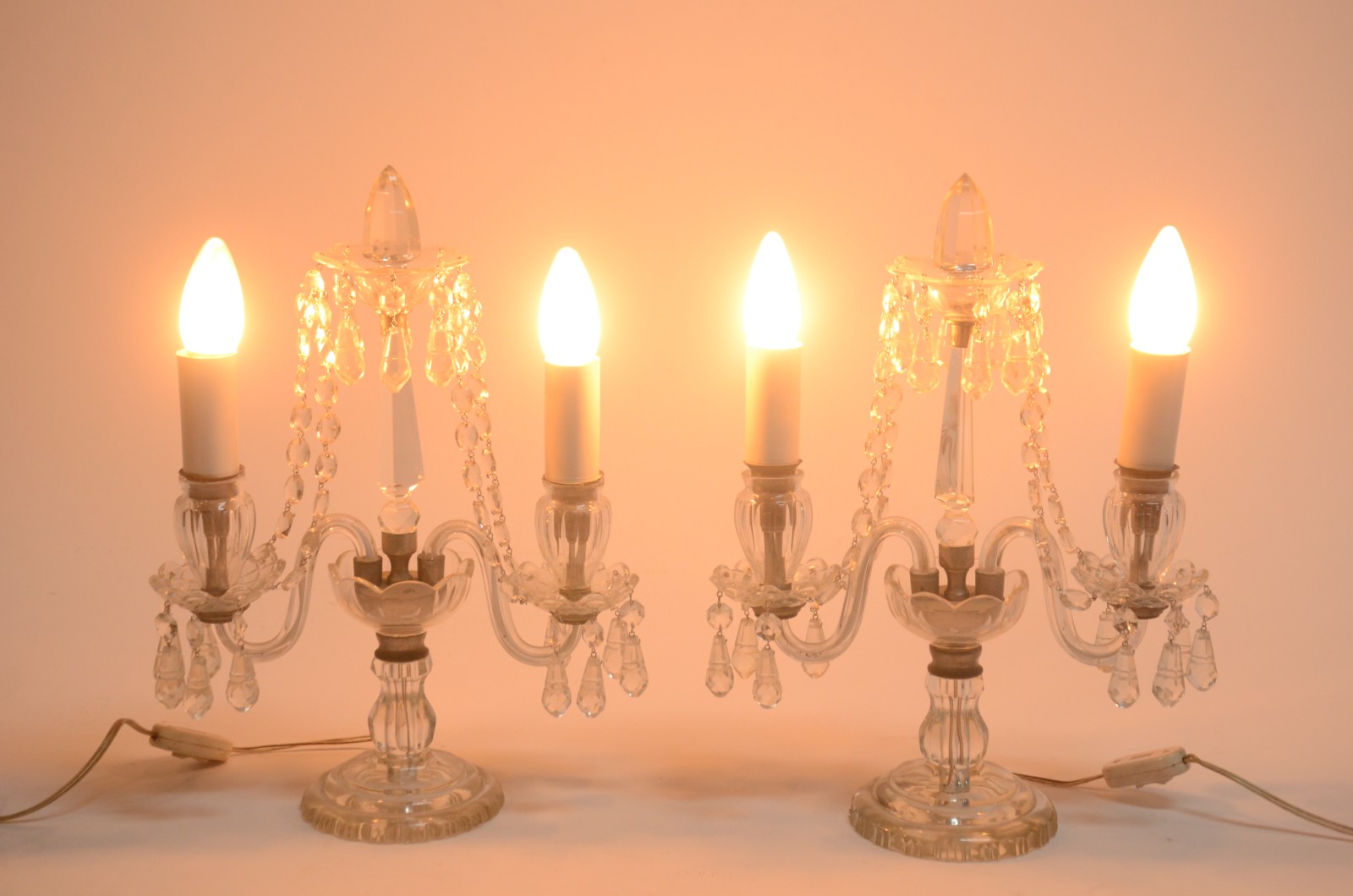Par de abatjoures de cristal na forma de candelabro para 2 luzes... - foto 2 de 9
