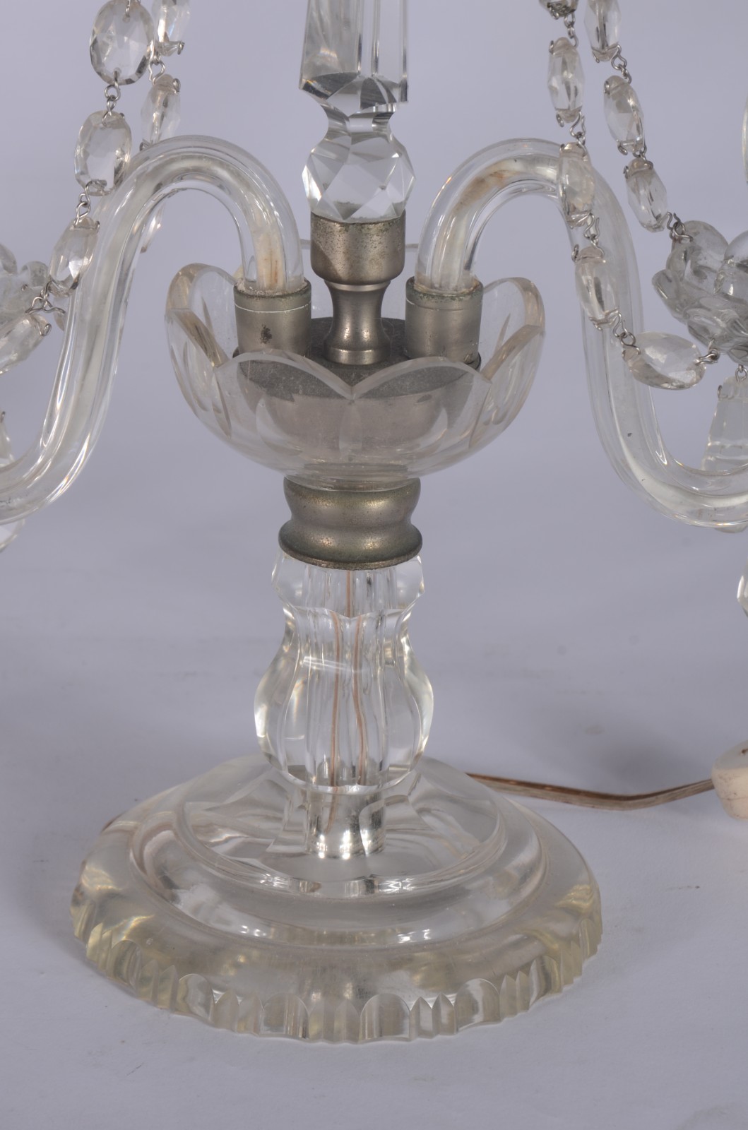 Par de abatjoures de cristal na forma de candelabro para 2 luzes... - foto 5 de 9