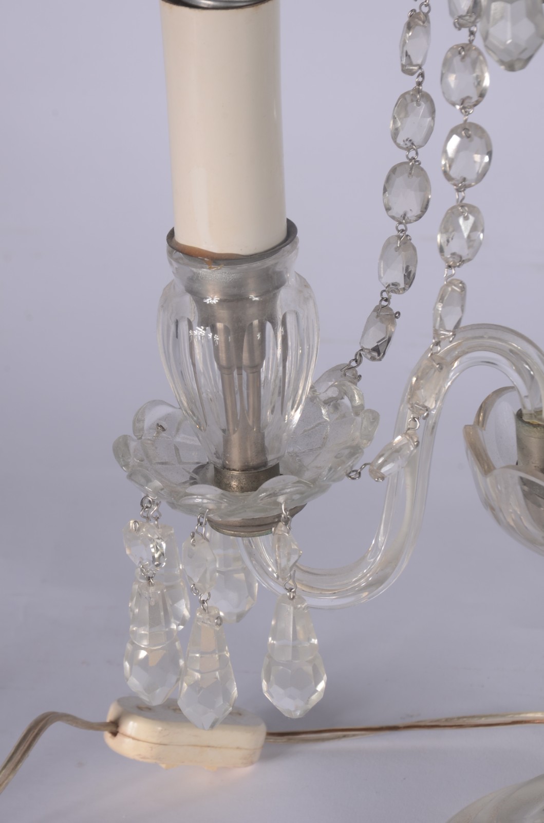 Par de abatjoures de cristal na forma de candelabro para 2 luzes... - foto 6 de 9