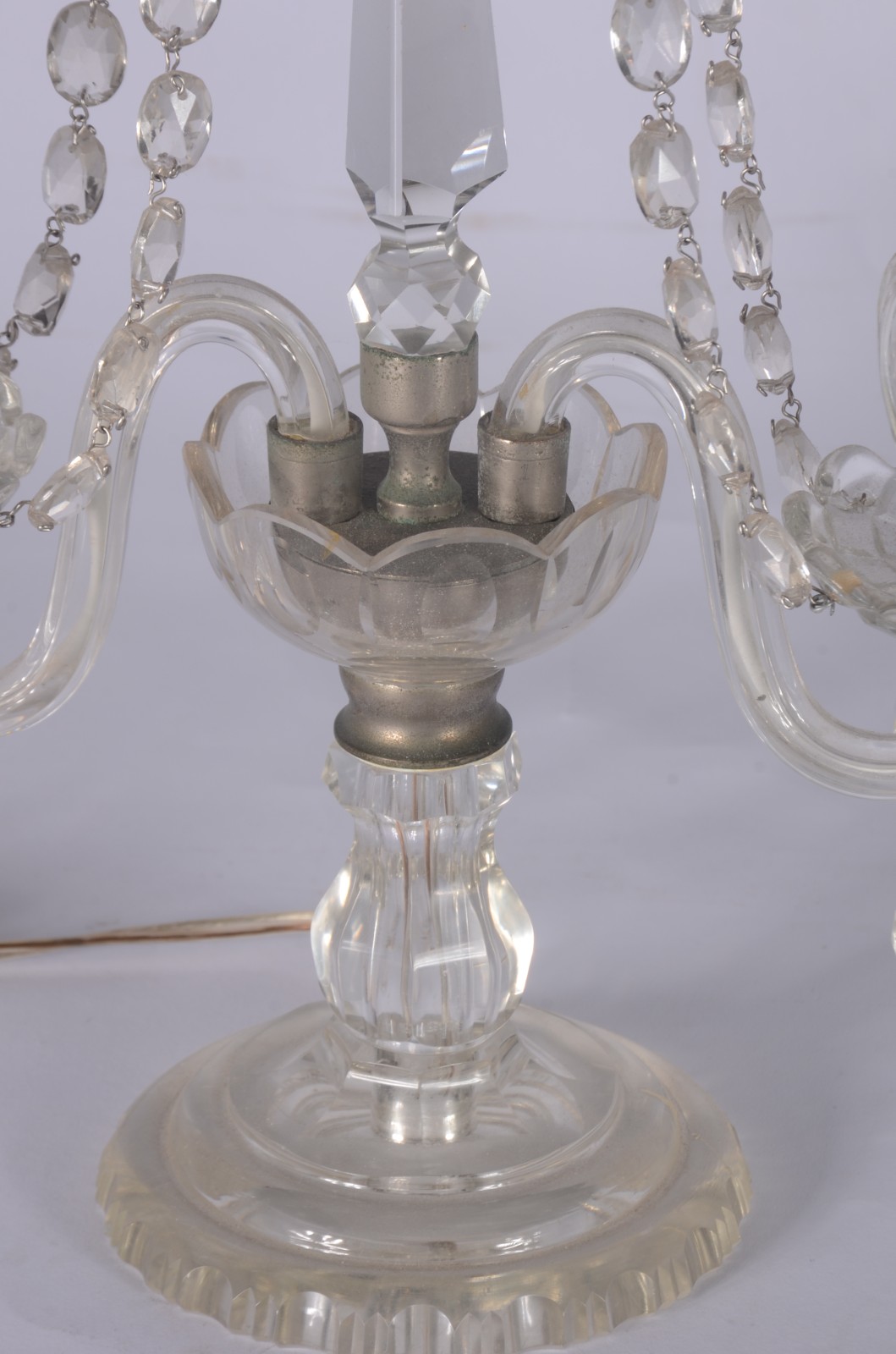 Par de abatjoures de cristal na forma de candelabro para 2 luzes... - foto 7 de 9