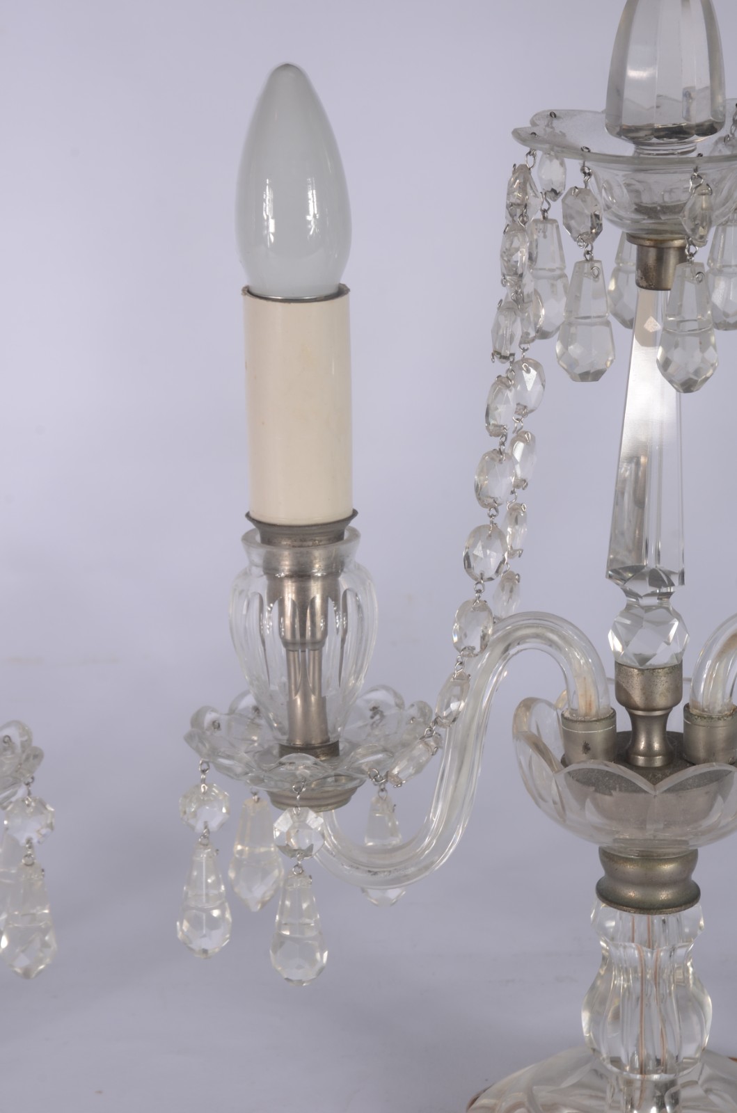 Par de abatjoures de cristal na forma de candelabro para 2 luzes... - foto 9 de 9