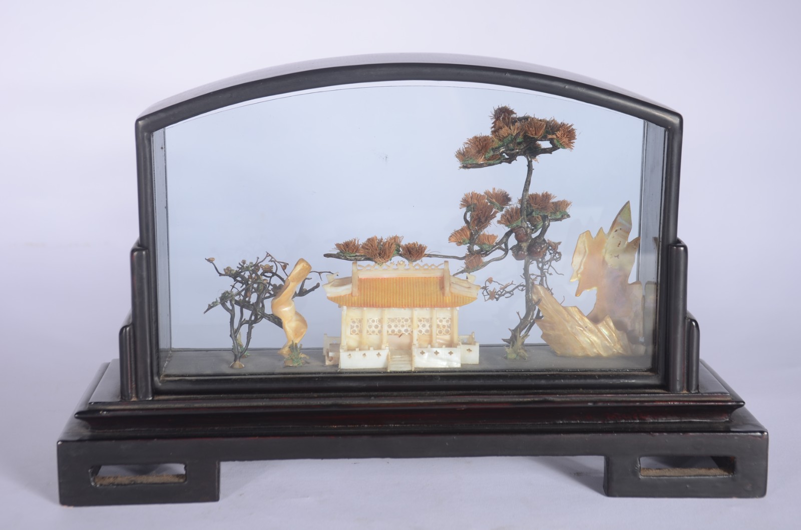 Duas miniaturas orientais, armação de madeira e vidro. - foto 2 de 11