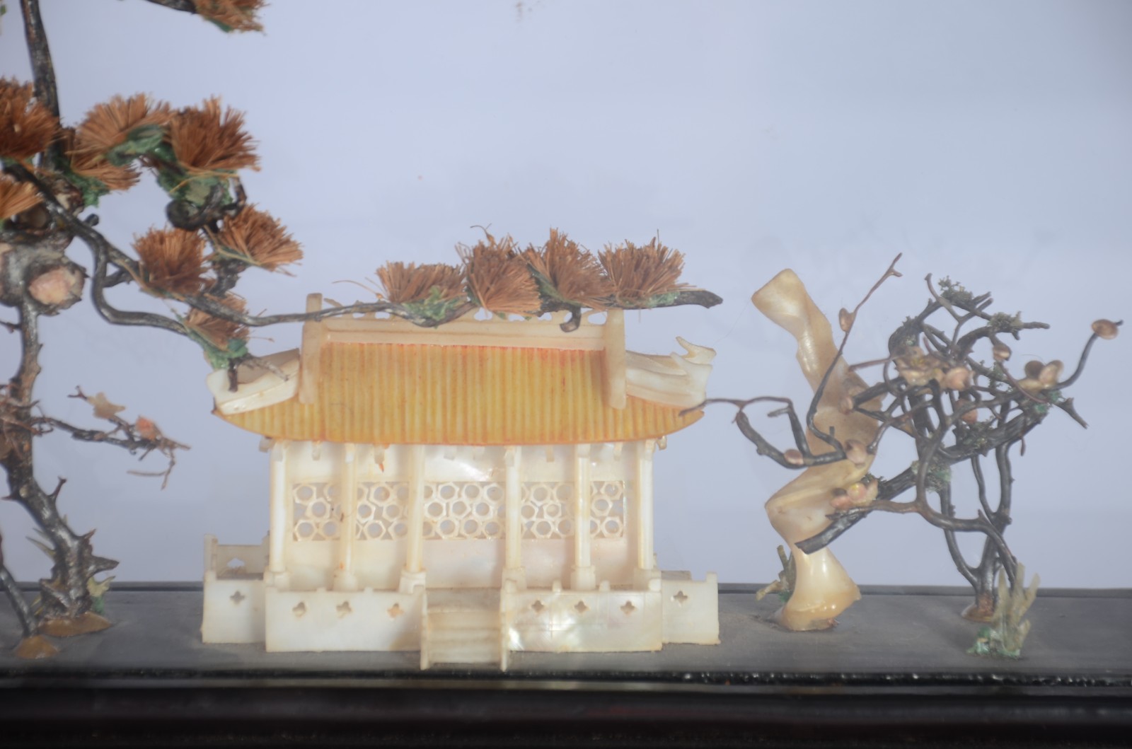 Duas miniaturas orientais, armação de madeira e vidro. - foto 7 de 11