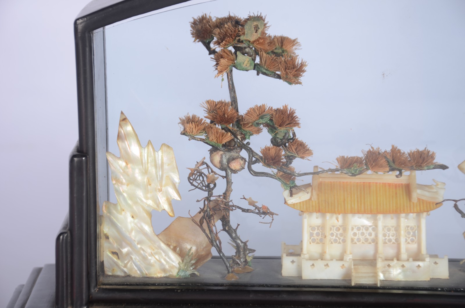 Duas miniaturas orientais, armação de madeira e vidro. - foto 9 de 11