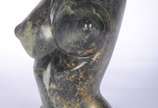 Torso feminino de pedra, assinado. - Torso feminino de pedra, assinado.