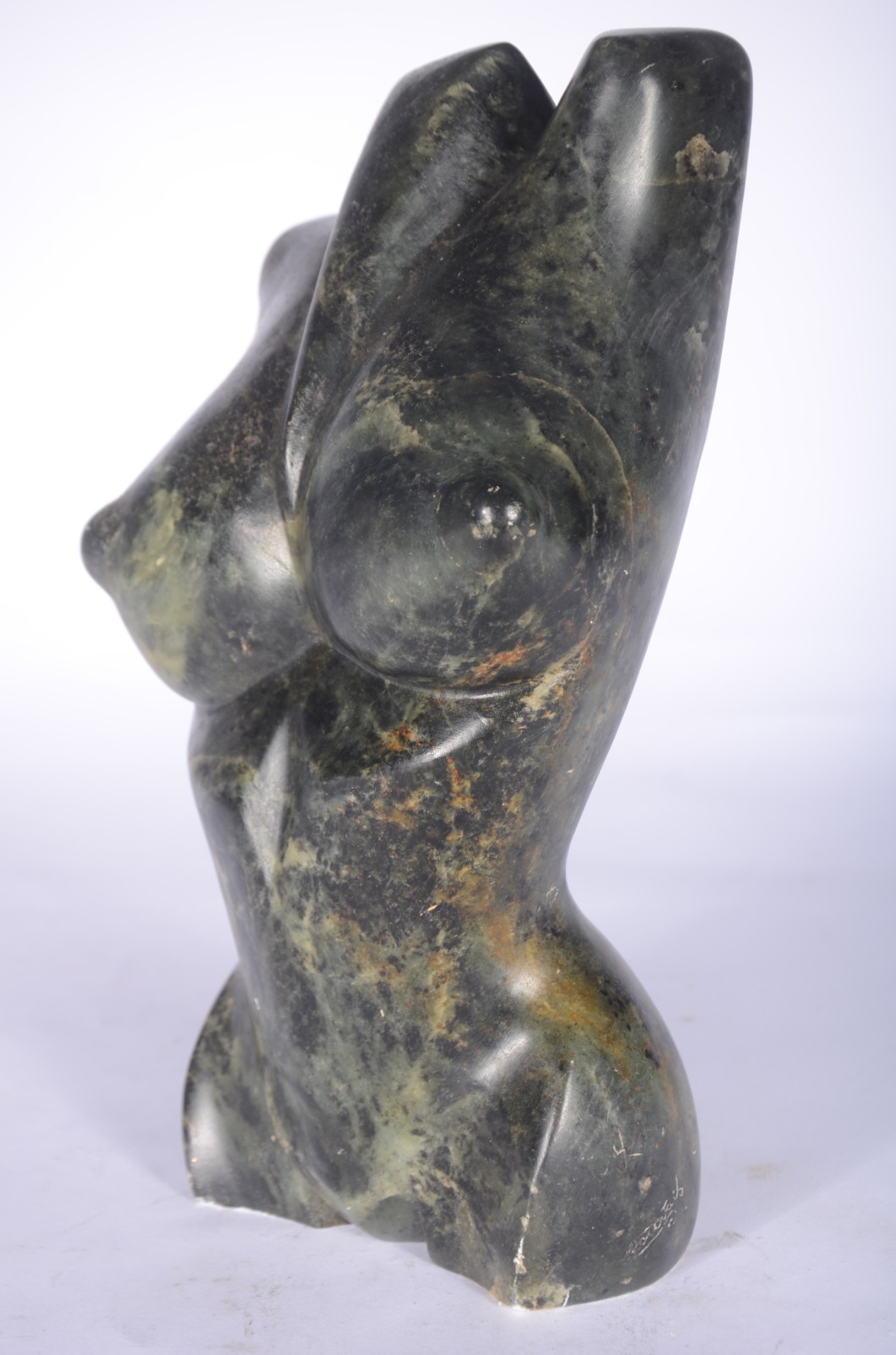 Torso feminino de pedra, assinado. - foto 2 de 6
