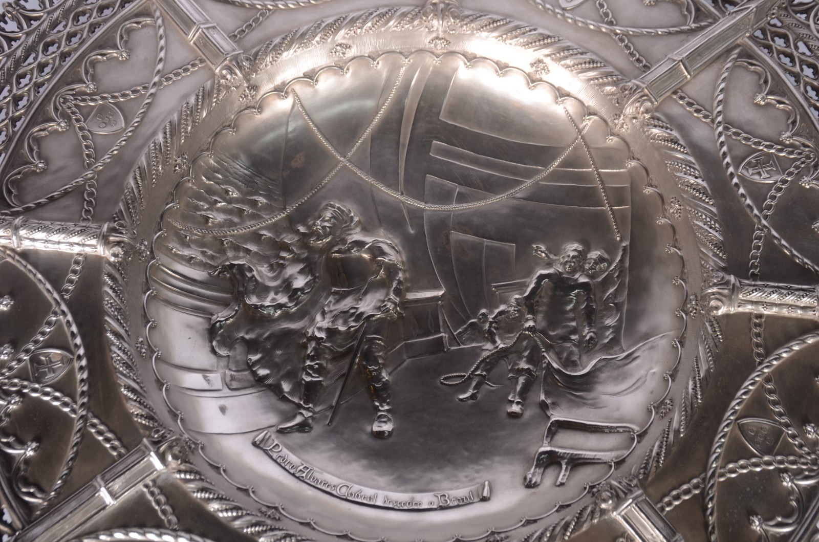 Imponente medalhão de prata portuguesa, decorado com figuras em... - foto 3 de 10