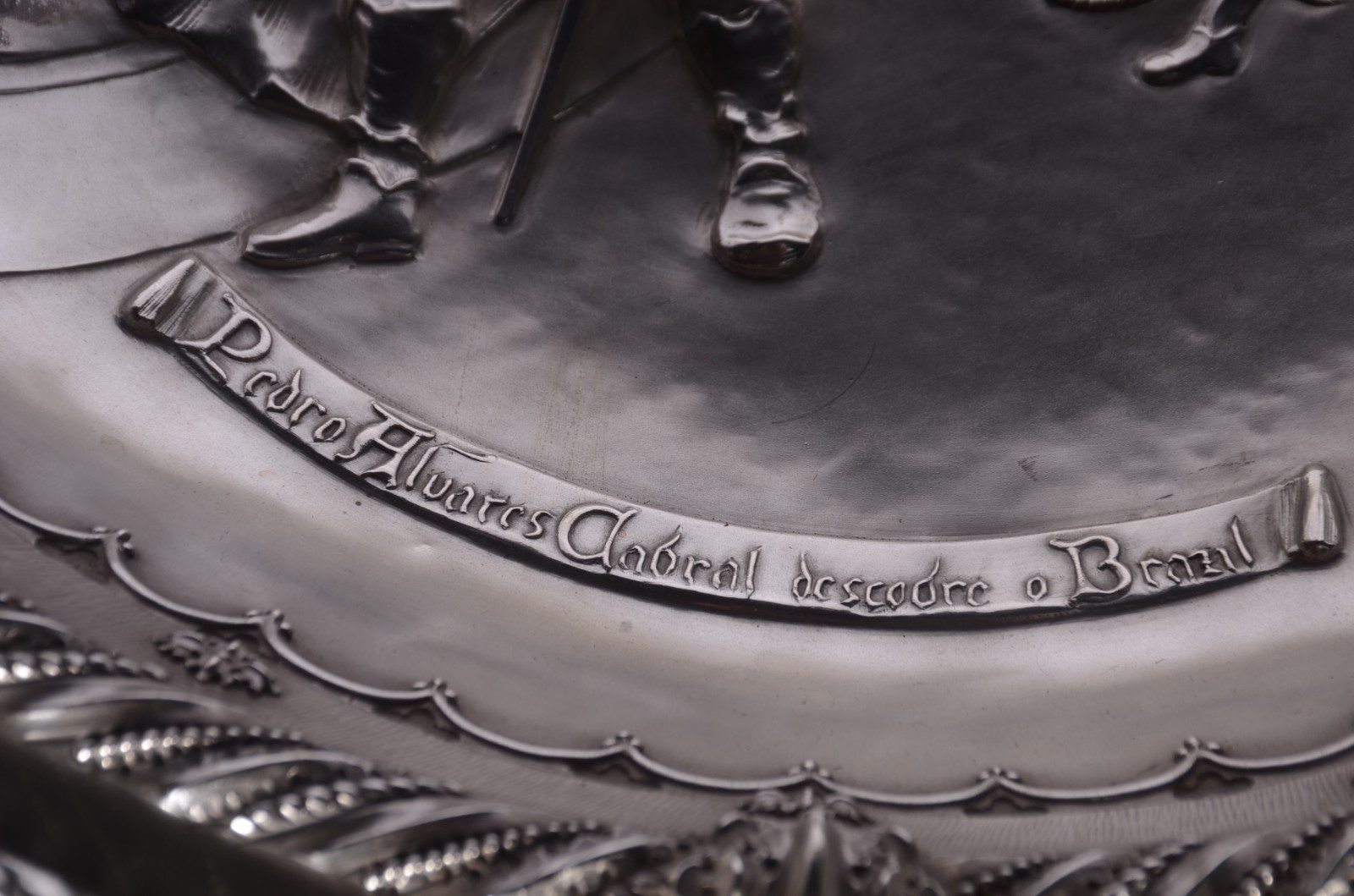 Imponente medalhão de prata portuguesa, decorado com figuras em... - foto 4 de 10