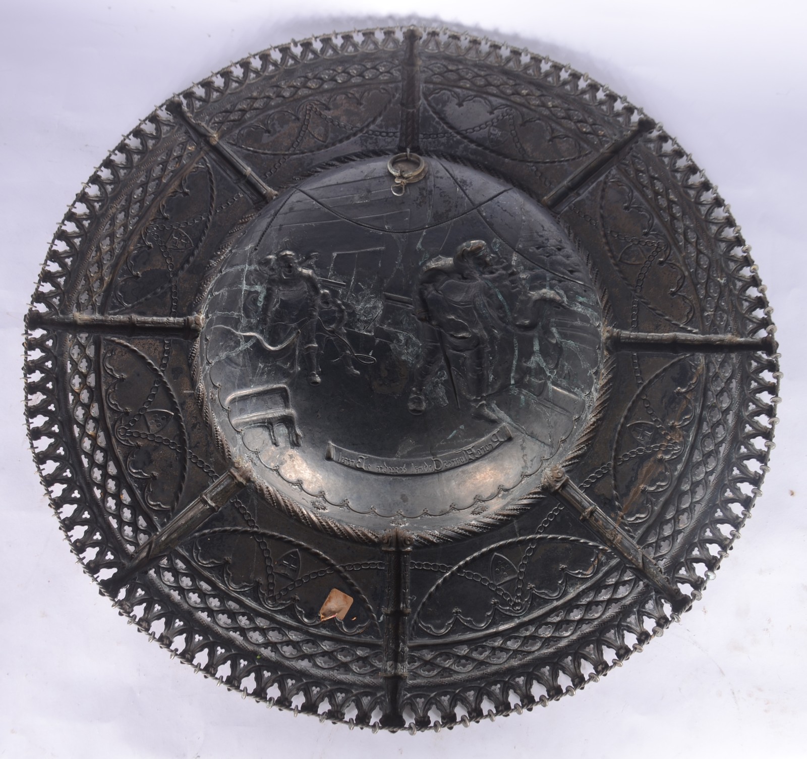 Imponente medalhão de prata portuguesa, decorado com figuras em... - foto 8 de 10