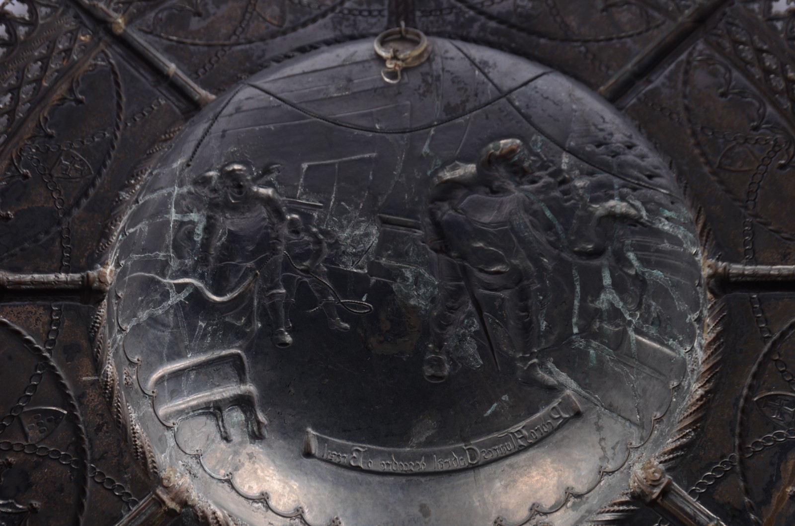 Imponente medalhão de prata portuguesa, decorado com figuras em... - foto 9 de 10