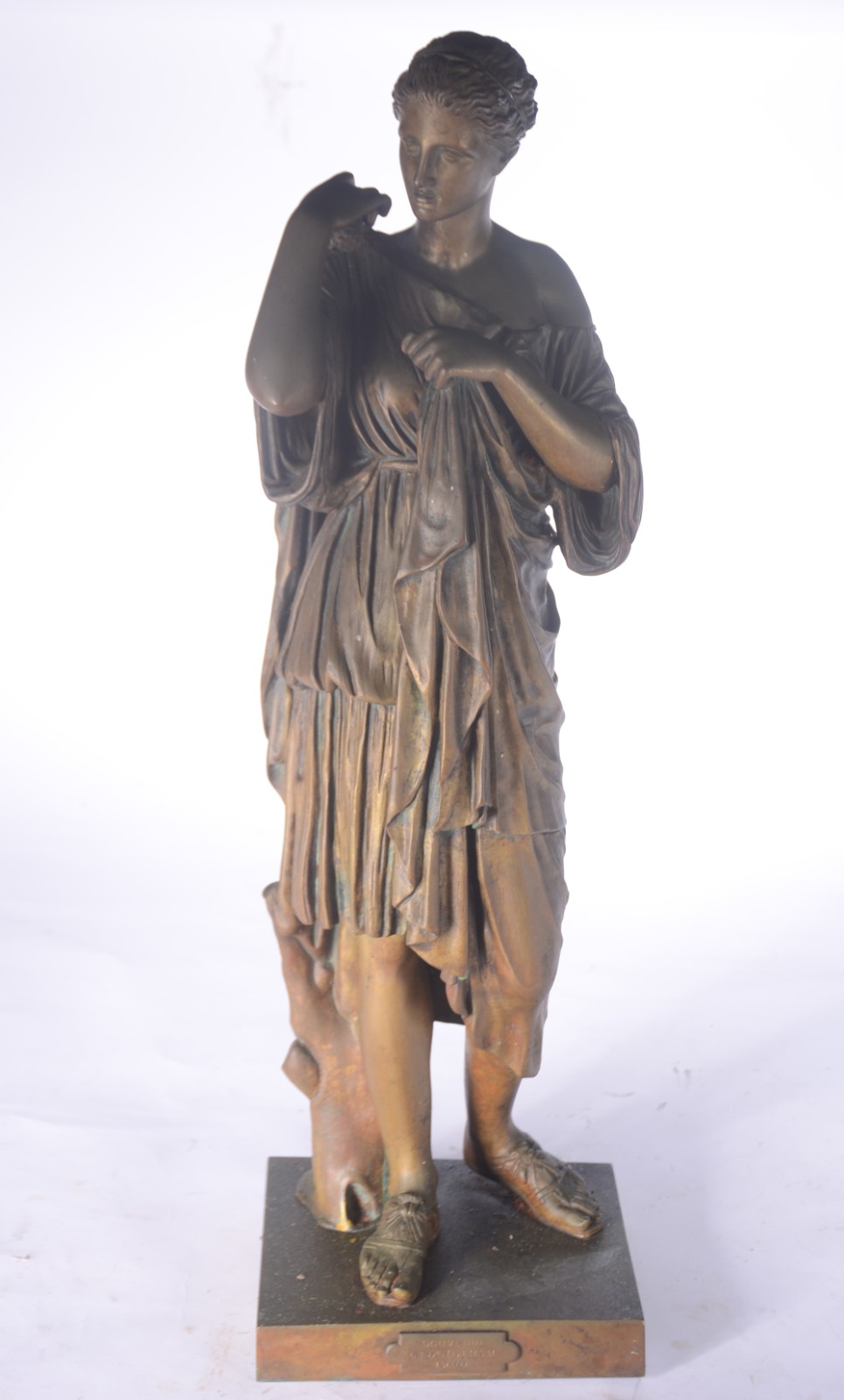 Escultura de bronze representando figura feminina, assinada. - foto 1 de 8