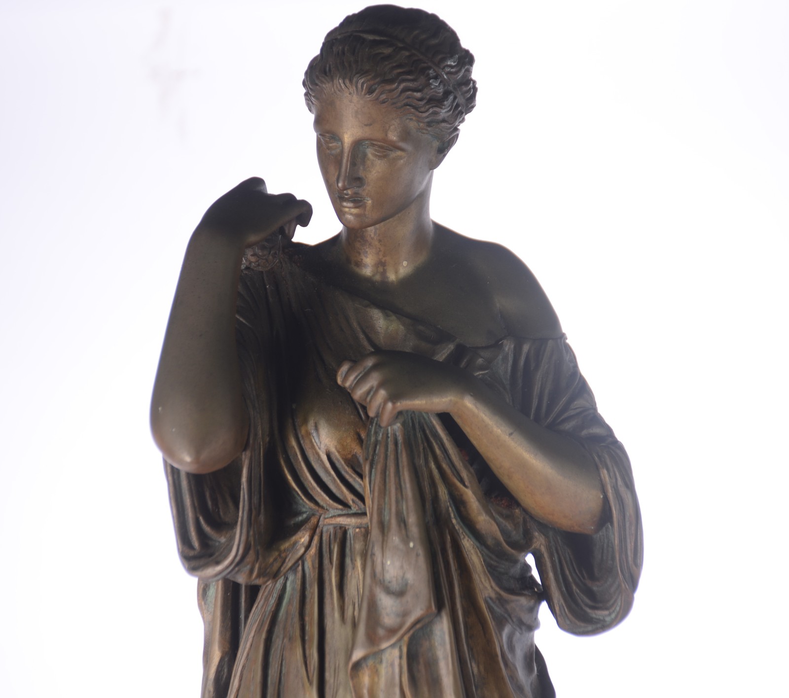 Escultura de bronze representando figura feminina, assinada. - foto 2 de 8