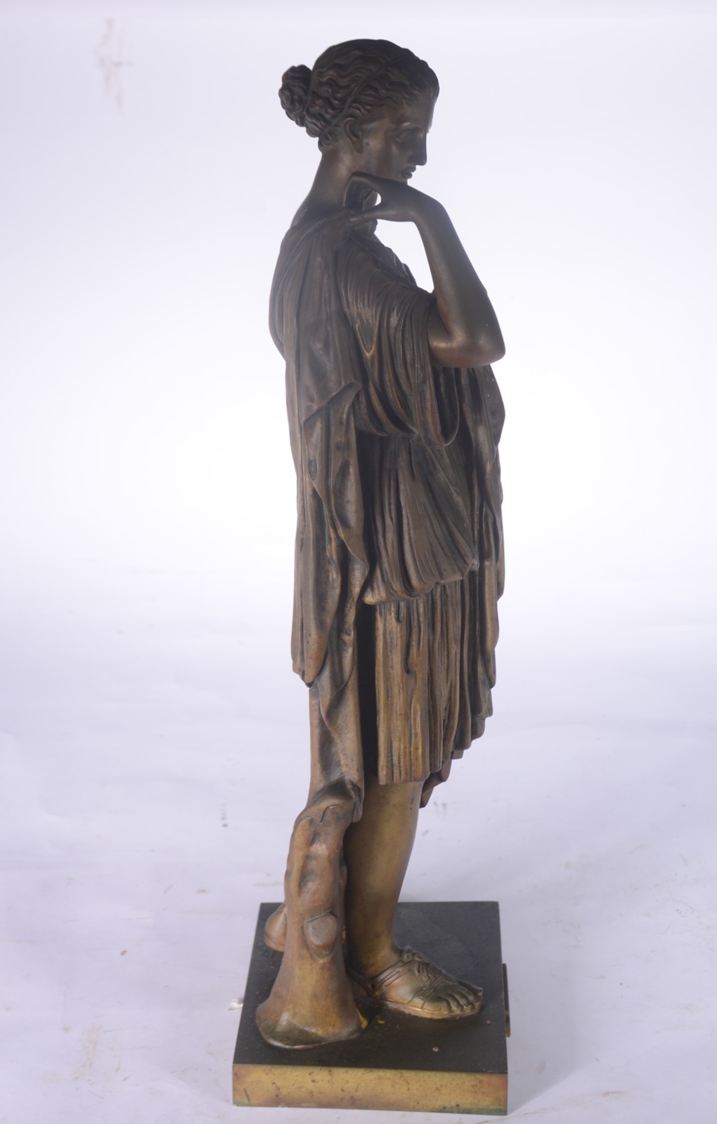 Escultura de bronze representando figura feminina, assinada. - foto 4 de 8