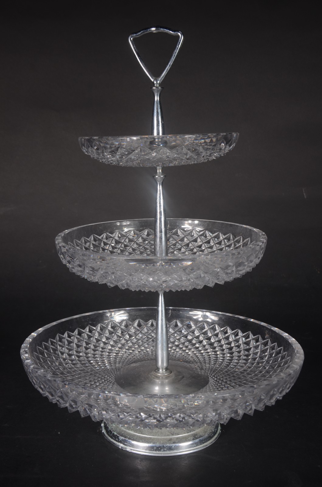 Fruteira de cristal lapidado com 3 platôs, haste central de metal... - foto 1 de 7