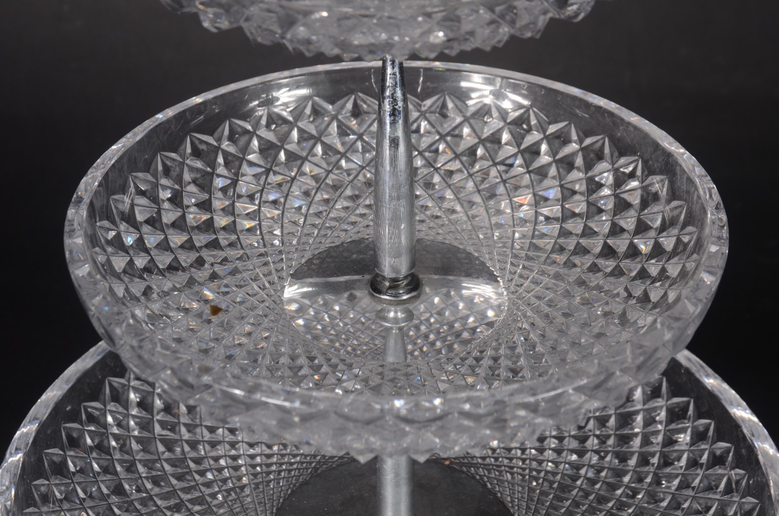 Fruteira de cristal lapidado com 3 platôs, haste central de metal... - foto 4 de 7